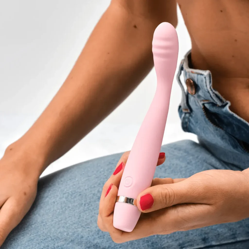 femme tenant dans sa main un sextoy point G rose