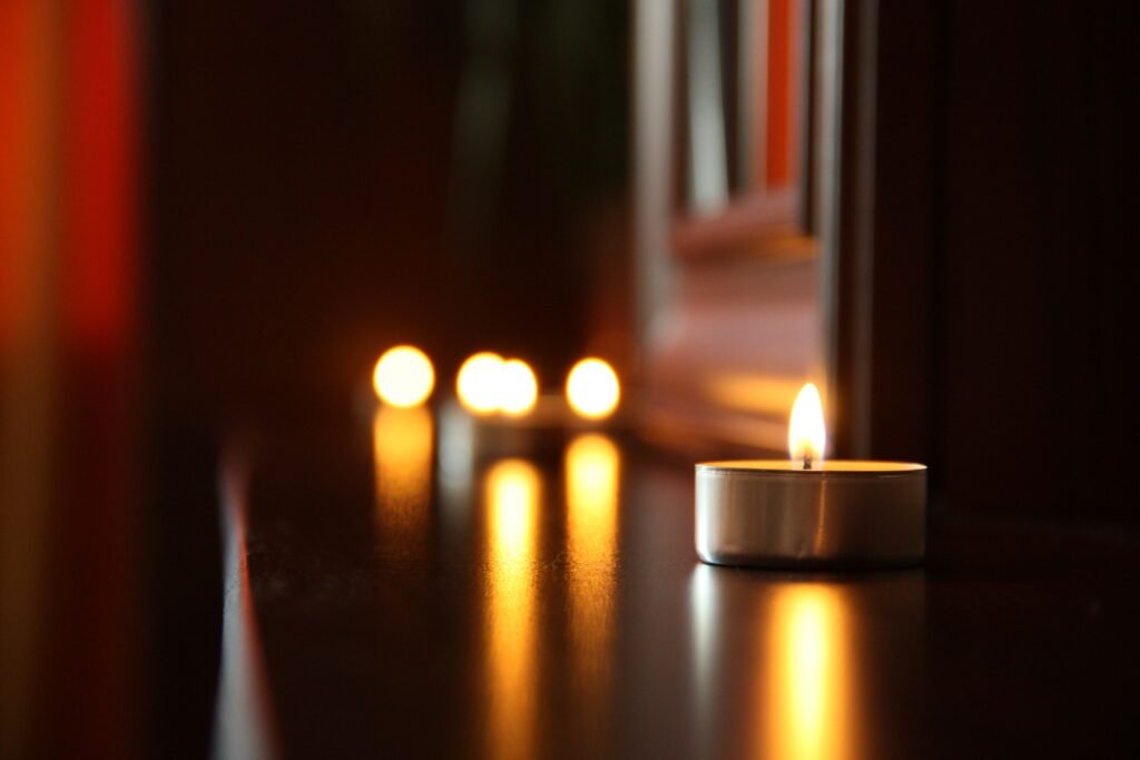 Bougies allumées dans une ambiance tamisée