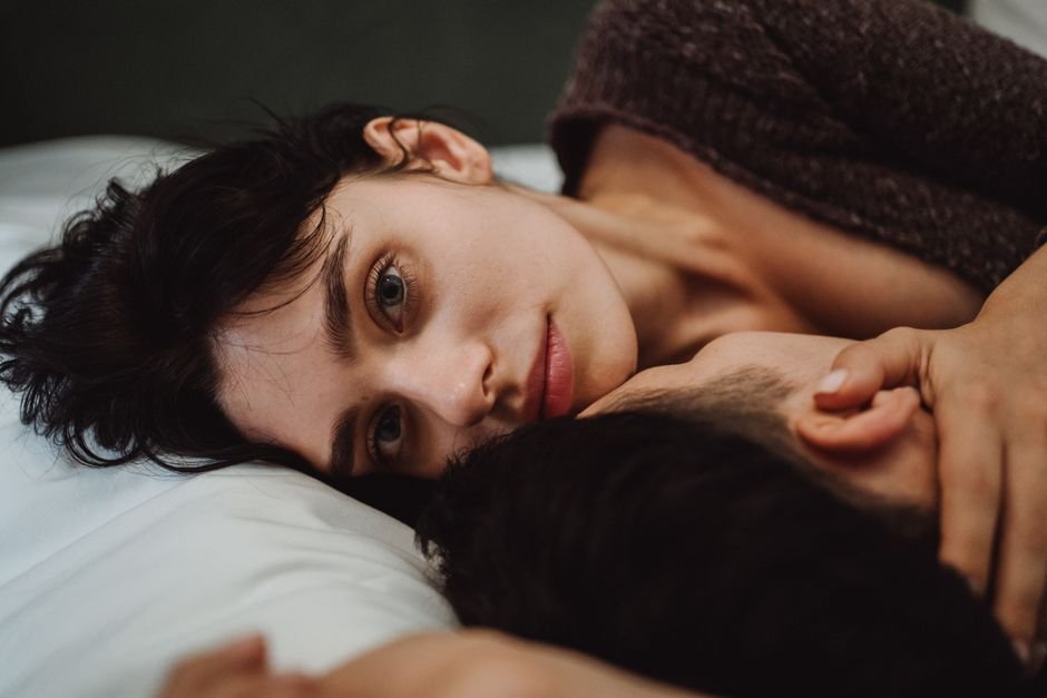 Couple allongé tendrement dans un lit