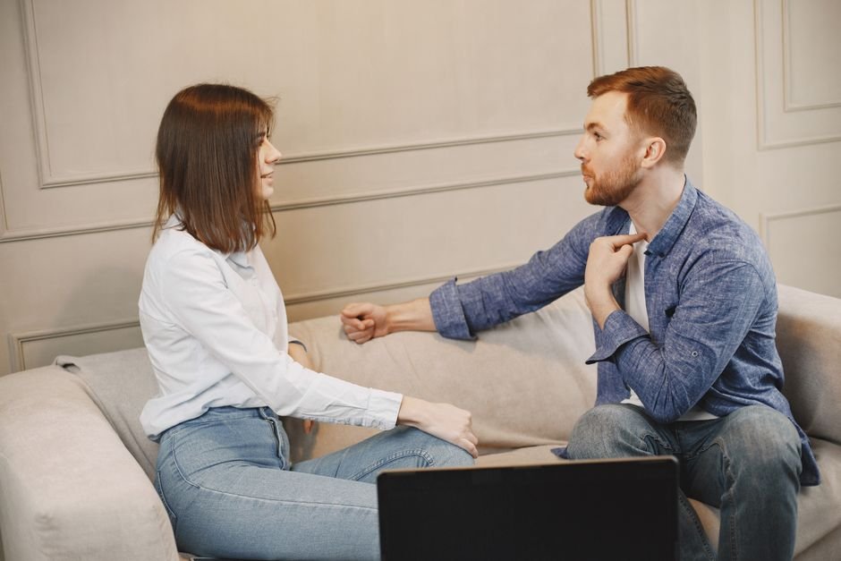 Couple discutant sereinement sur un canapé