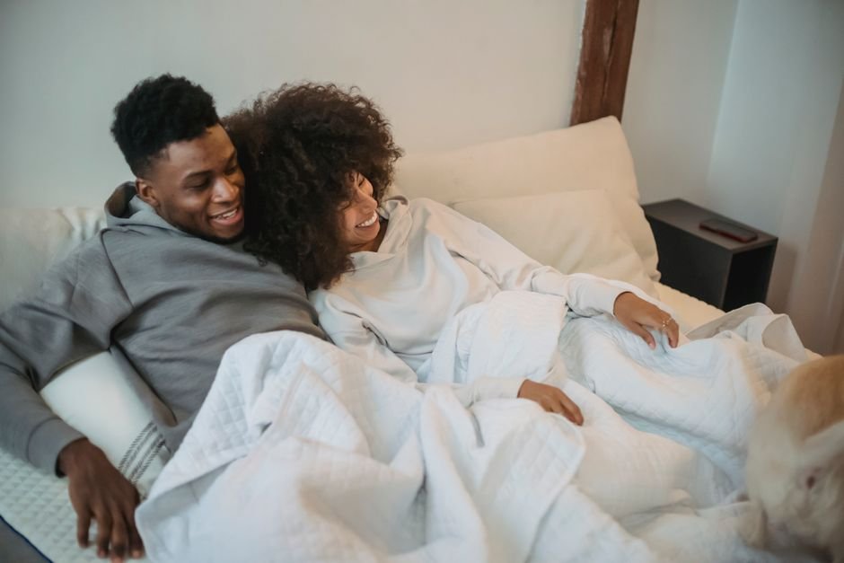 Couple enveloppé dans une couverture, souriant