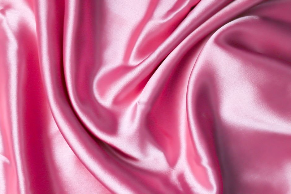 Drapé de satin rose évoquant la douceur et la sensualité