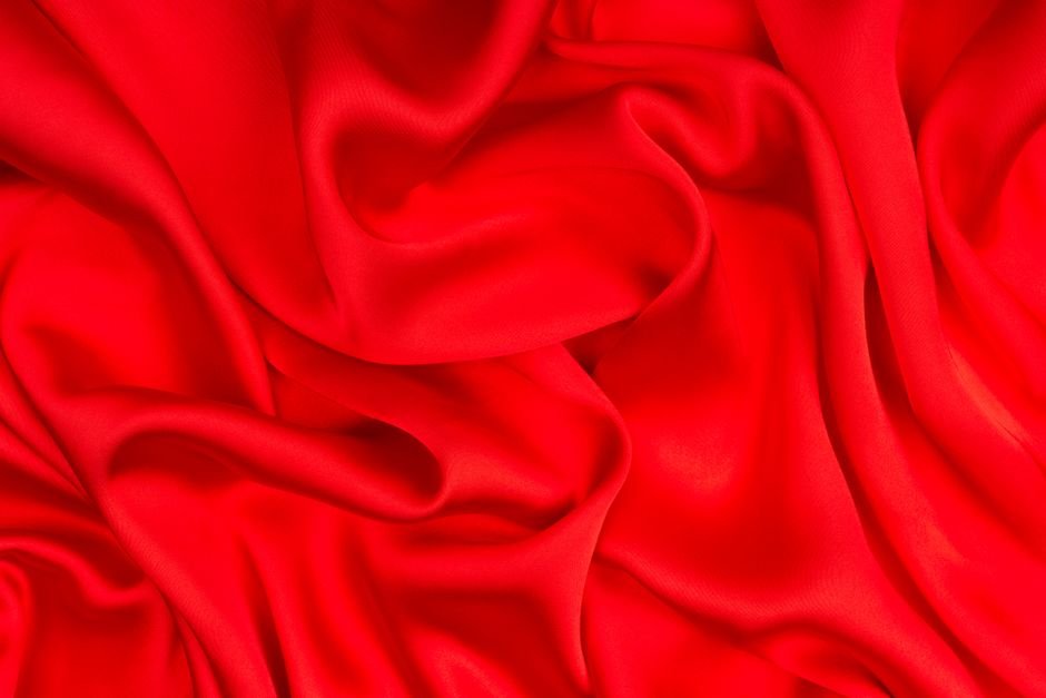 Drapé de satin rouge évoquant une sensualité intense
