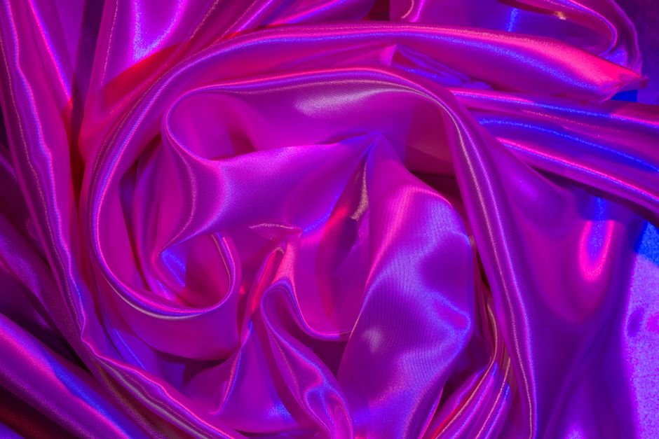 Drapé de satin violet et rose, image sensuelle abstraite
