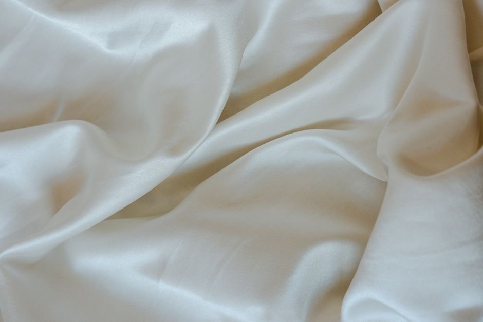 Drapé de soie blanche aux plis délicats