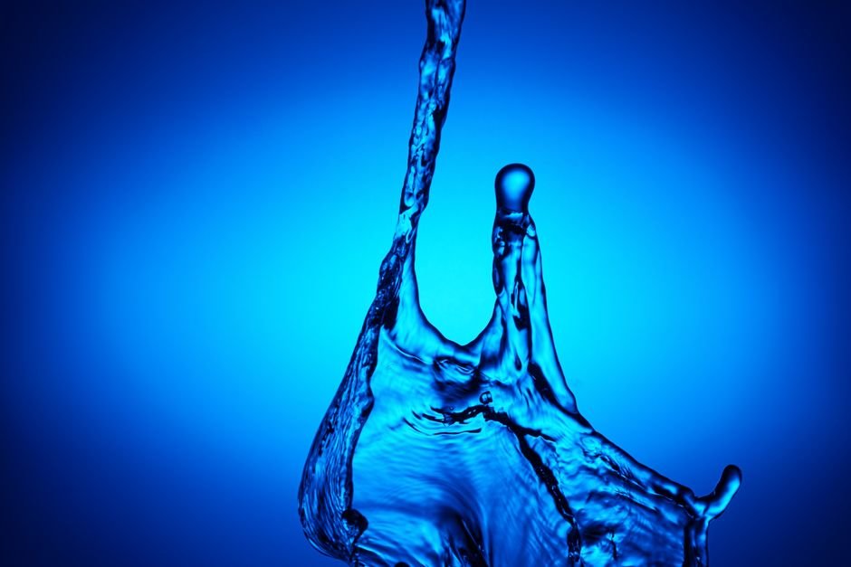 Éclaboussure d’eau bleue en mouvement, métaphore de l’émission fontaine