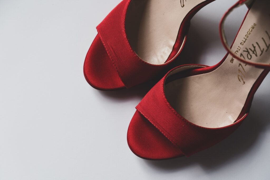 Escarpins rouges à talons sur fond clair