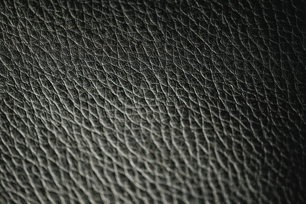 Texture de cuir noir, matière emblématique de l'esthétique BDSM