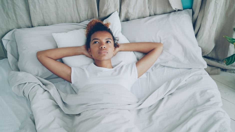 Femme détendue allongée dans son lit, un moment à elle