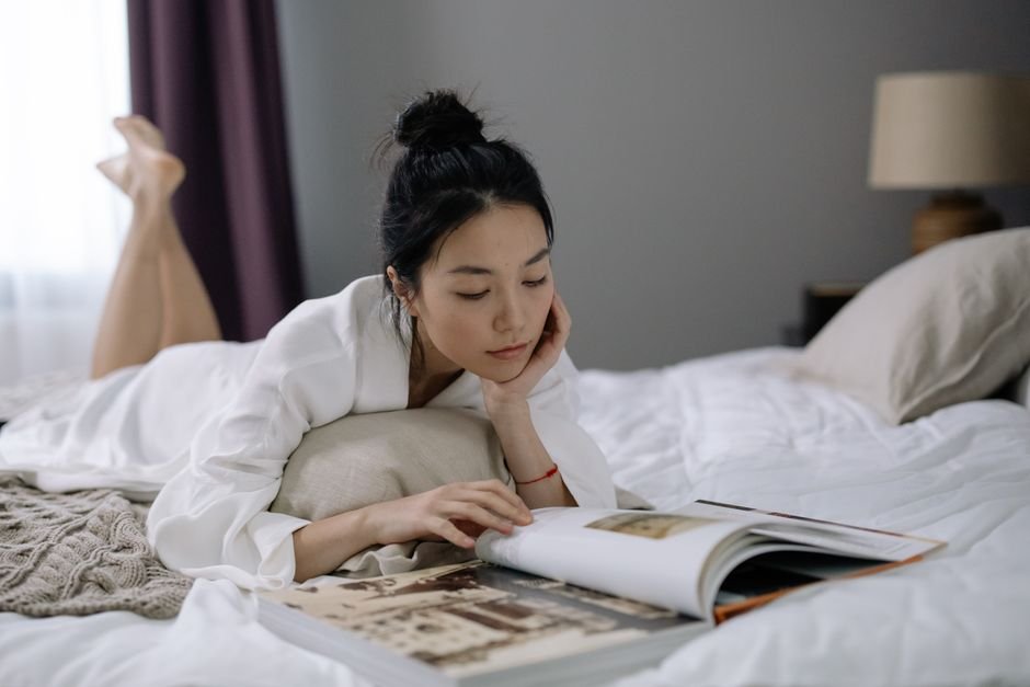 Femme en peignoir allongée sur un lit, détendue