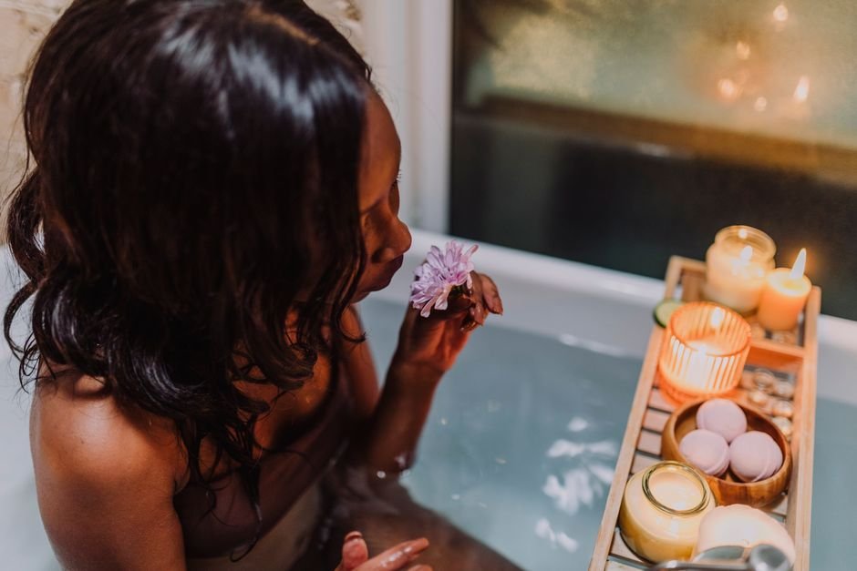 Femme profitant d’un bain aux bougies dans une ambiance apaisante
