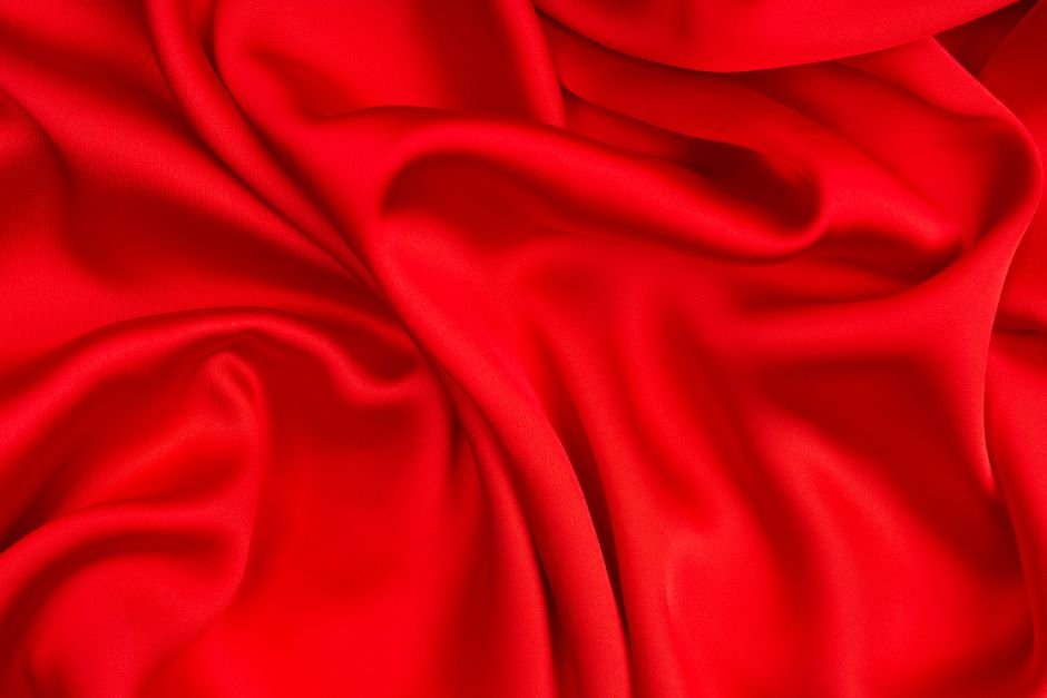 Gros plan sur un tissu de soie rouge