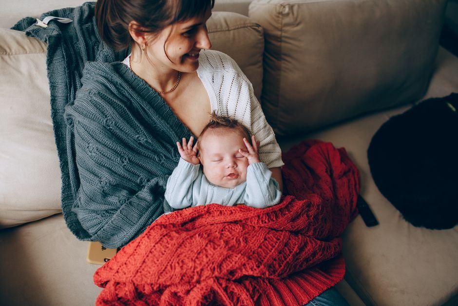 Mère tenant son bébé endormi