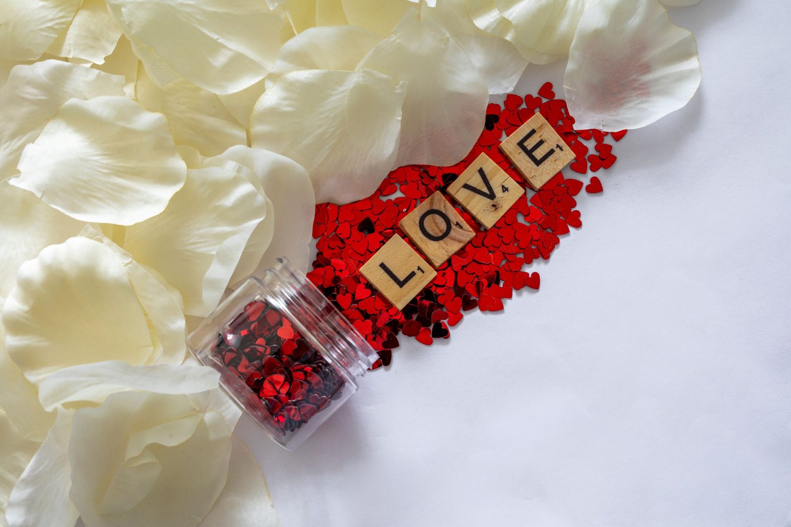 Pétales de rose et cœurs autour du mot love