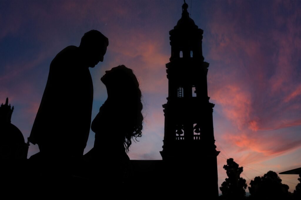 Silhouette d'un couple enlacé au coucher du soleil