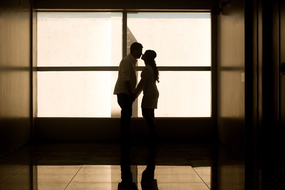 Silhouette d’un couple partageant un moment tendre