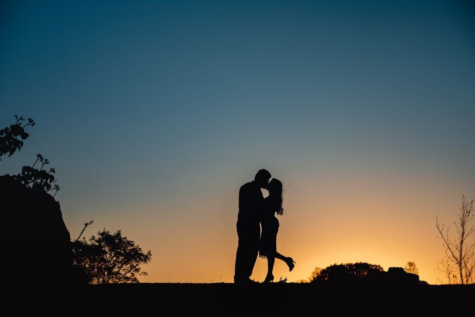 Silhouette d’un couple s’embrassant au coucher du soleil